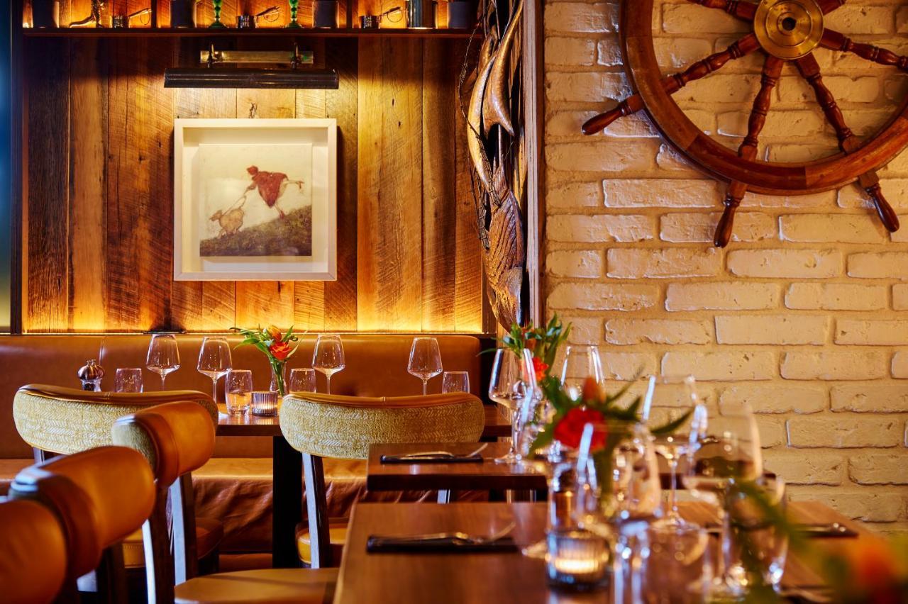 Westport Coast Hotel エクステリア 写真