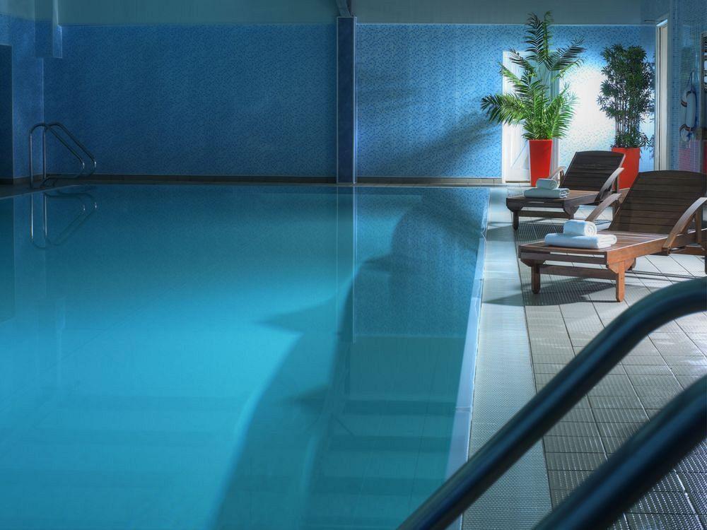 Westport Coast Hotel エクステリア 写真