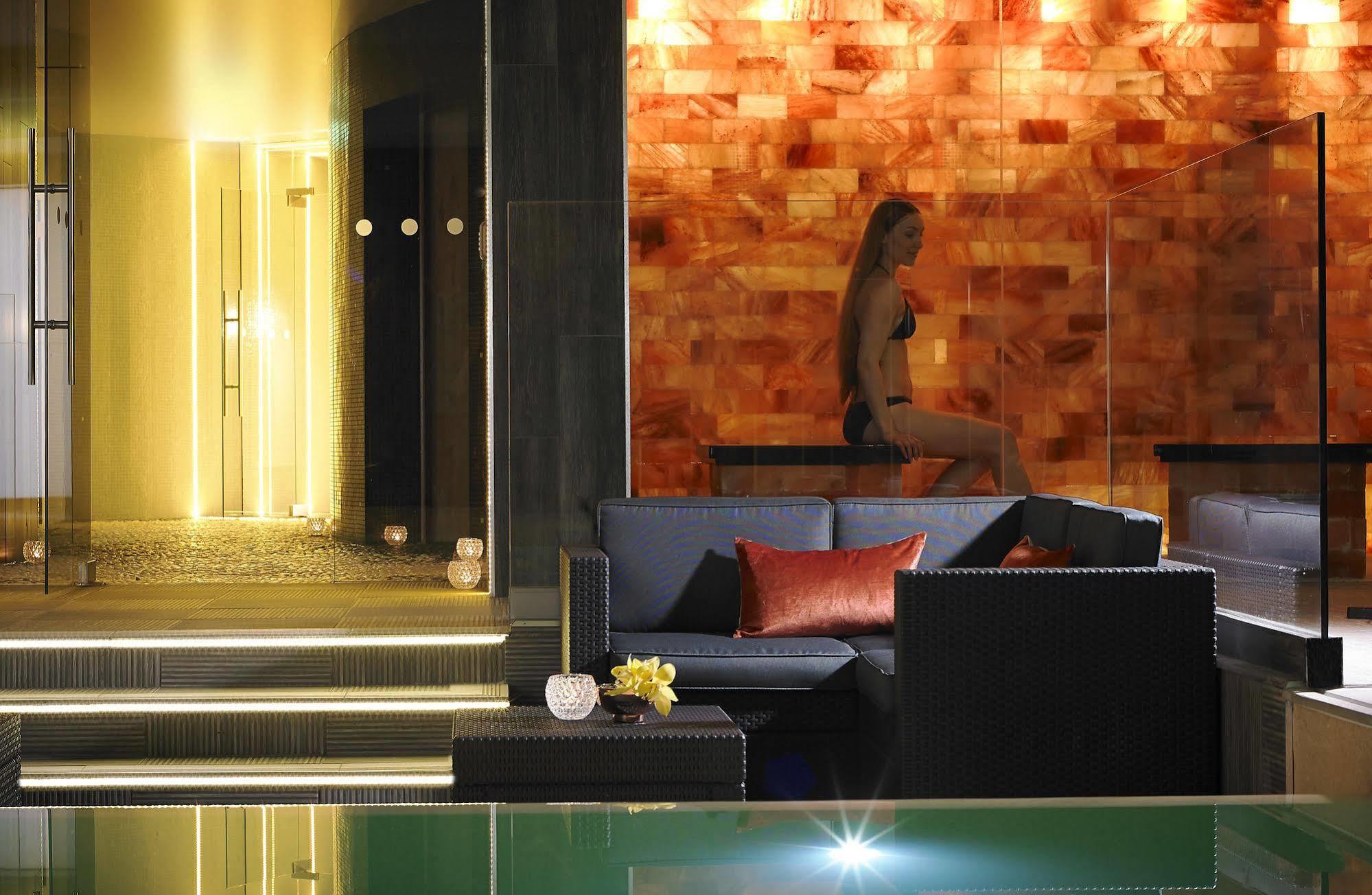 Westport Coast Hotel エクステリア 写真